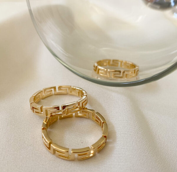 Anel Detalhes em banho de Ouro 18K
