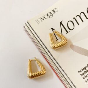 Argola trapézio em banho de Ouro 18K