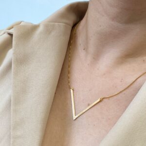 Colar com Pingente V em banho de Ouro 18K