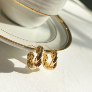 Argola Torcida e Lisa em banho de Ouro 18K