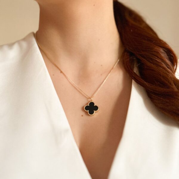 Colar Trevo Preto Simples em banho de Ouro 18K - Imagem 2