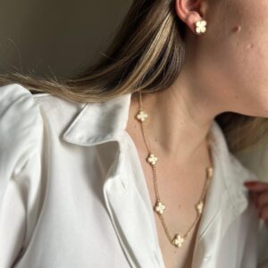 Brinco Trevo Branco em banho de Ouro 18K