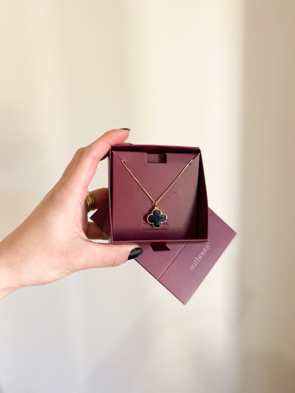 Colar Trevo Preto Simples em banho de Ouro 18K