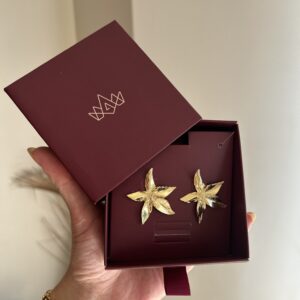 Brinco Hibiscus em banho de Ouro 18K