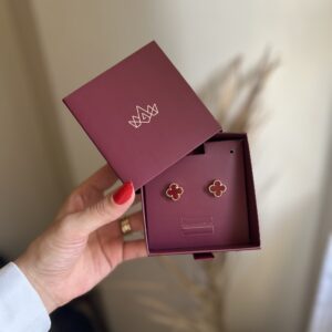 Brinco Trevo Vinho em banho de Ouro 18K