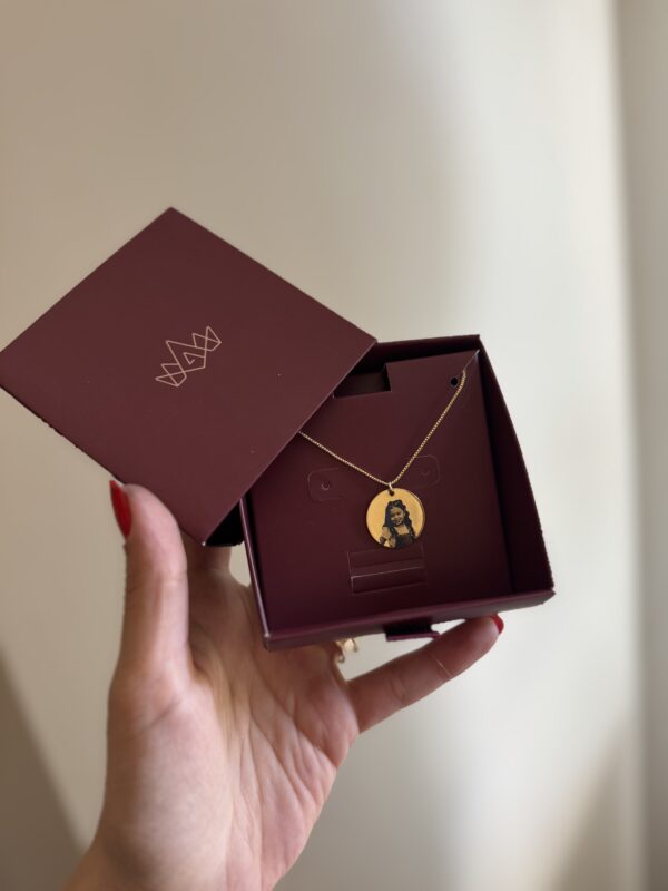 Colar com Medalha Personalizada tamanho M em banho de Ouro 18K - Imagem 3