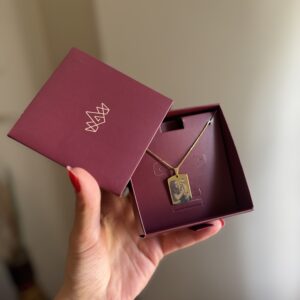 Colar com Medalha Quadrada em banho de Ouro 18K