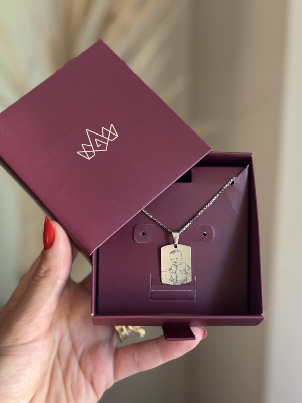 Colar com Medalha Retangular em Aço Inoxidável