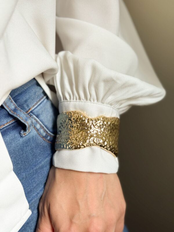 Bracelete abstrato em banho de Ouro 18K