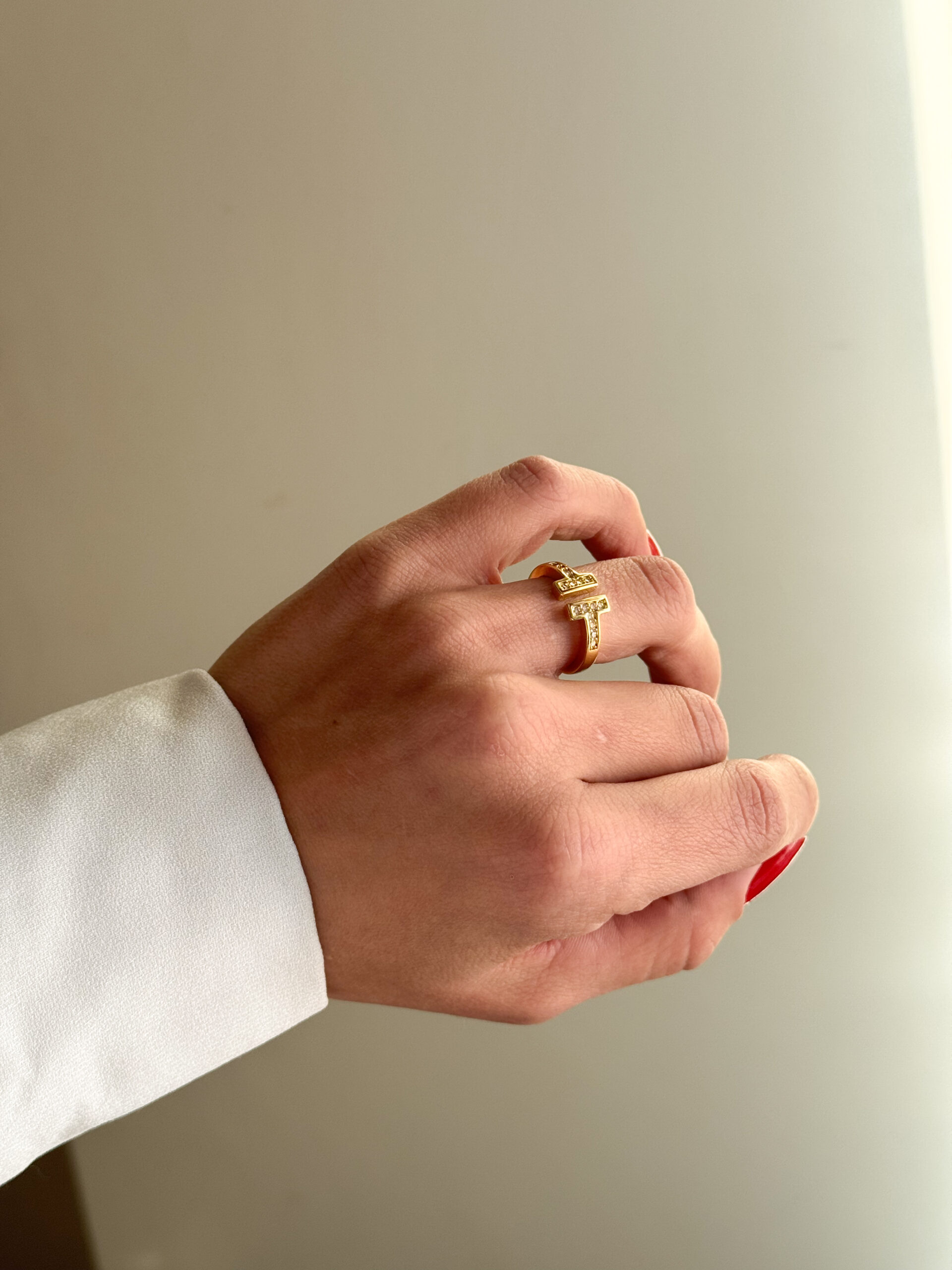 Anel Inspiração T Cravejado em banho de Ouro 18K