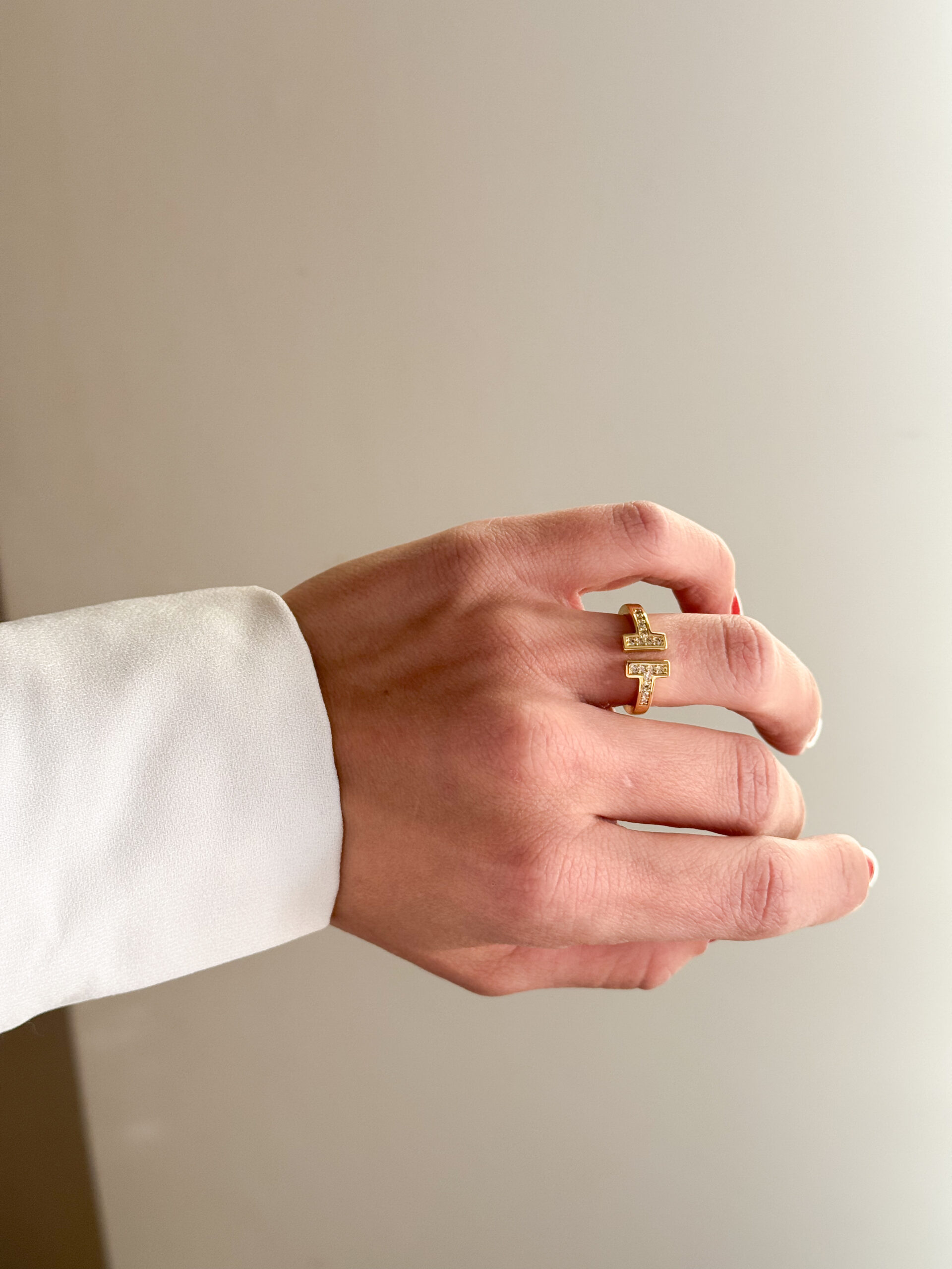 Anel Inspiração T Cravejado em banho de Ouro 18K - Imagem 2