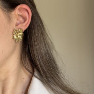 Brinco Flor lisa em banho de Ouro 18K