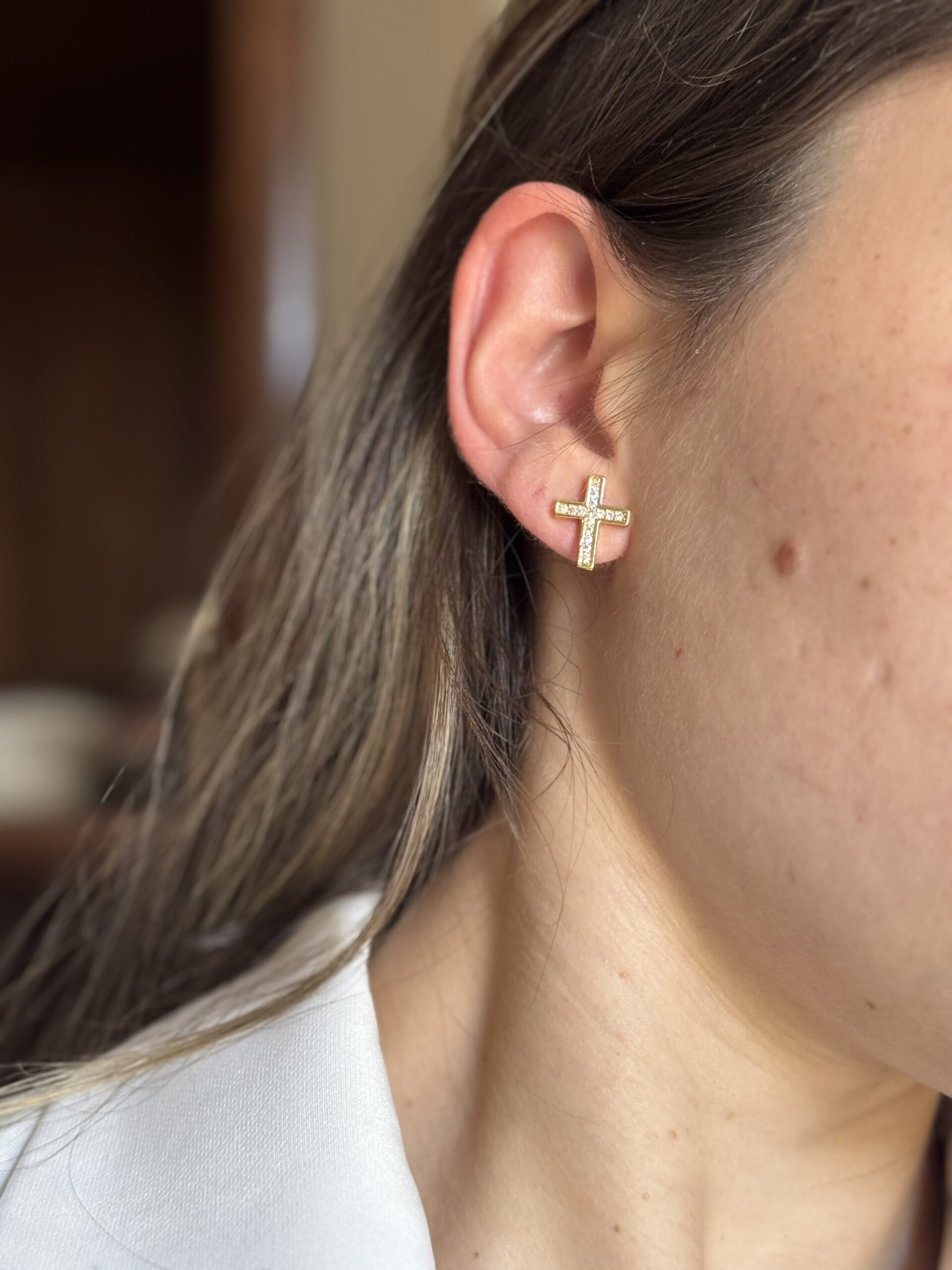 Brinco Cruz Cravejada em banho de Ouro 18K - Imagem 2