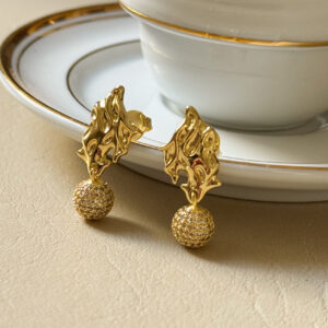 Brinco Martelado com Bola em banho de Ouro 18K