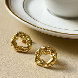 Brinco Redondo Martelado em Banho de Ouro 18K