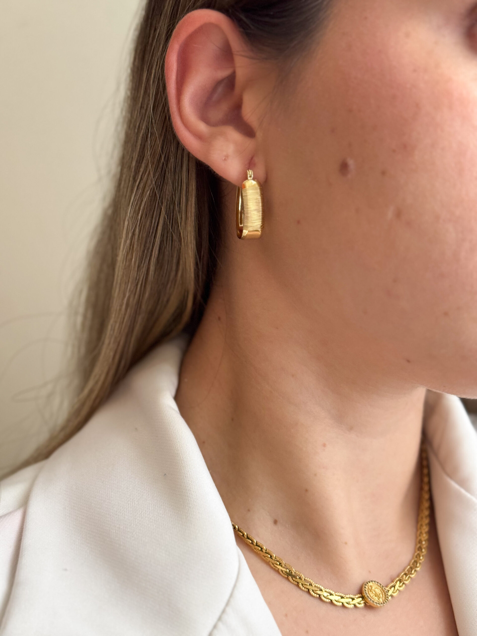 Argola Detalhes em banho de Ouro 18K - Imagem 2