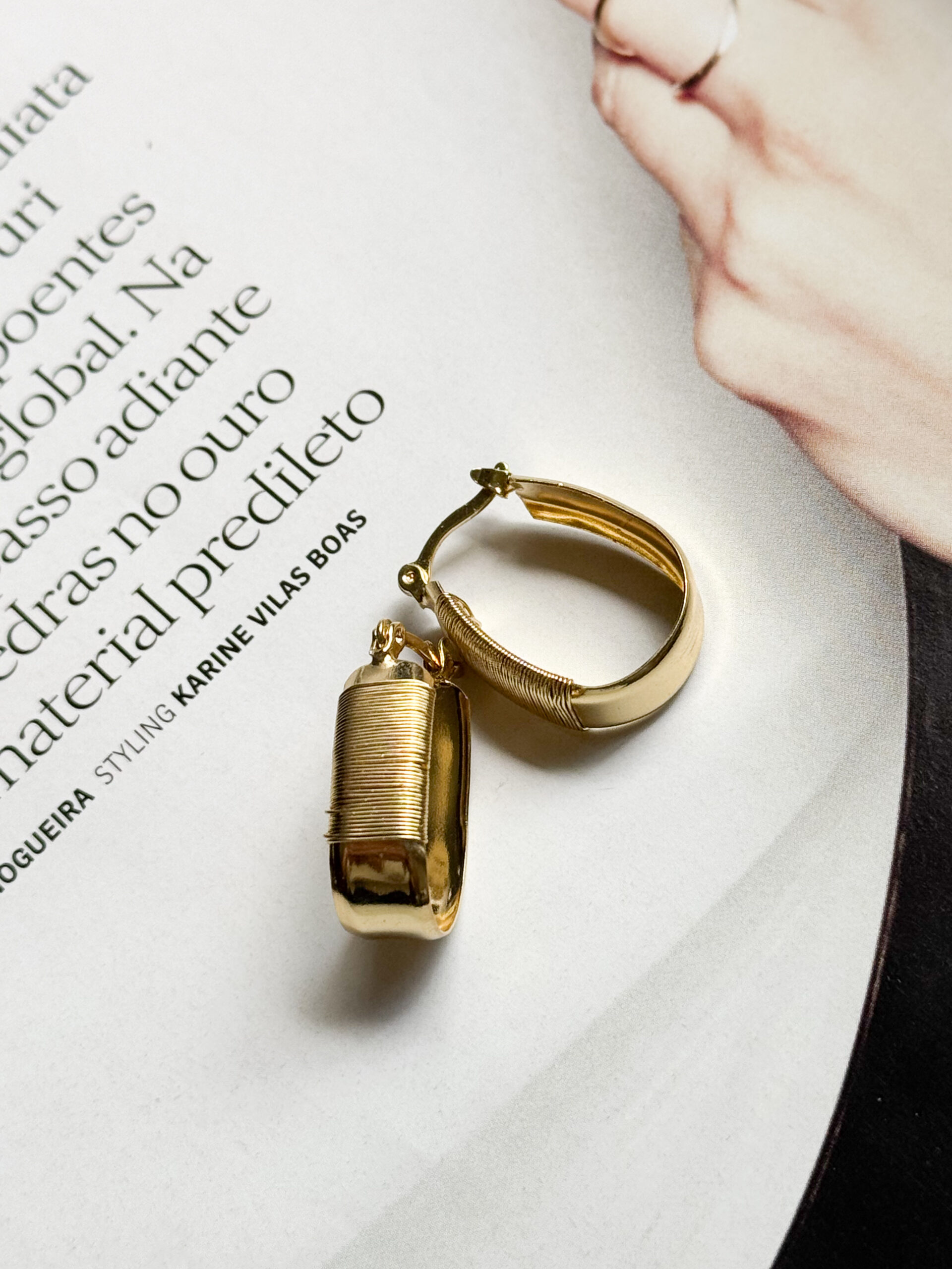 Argola Detalhes em banho de Ouro 18K