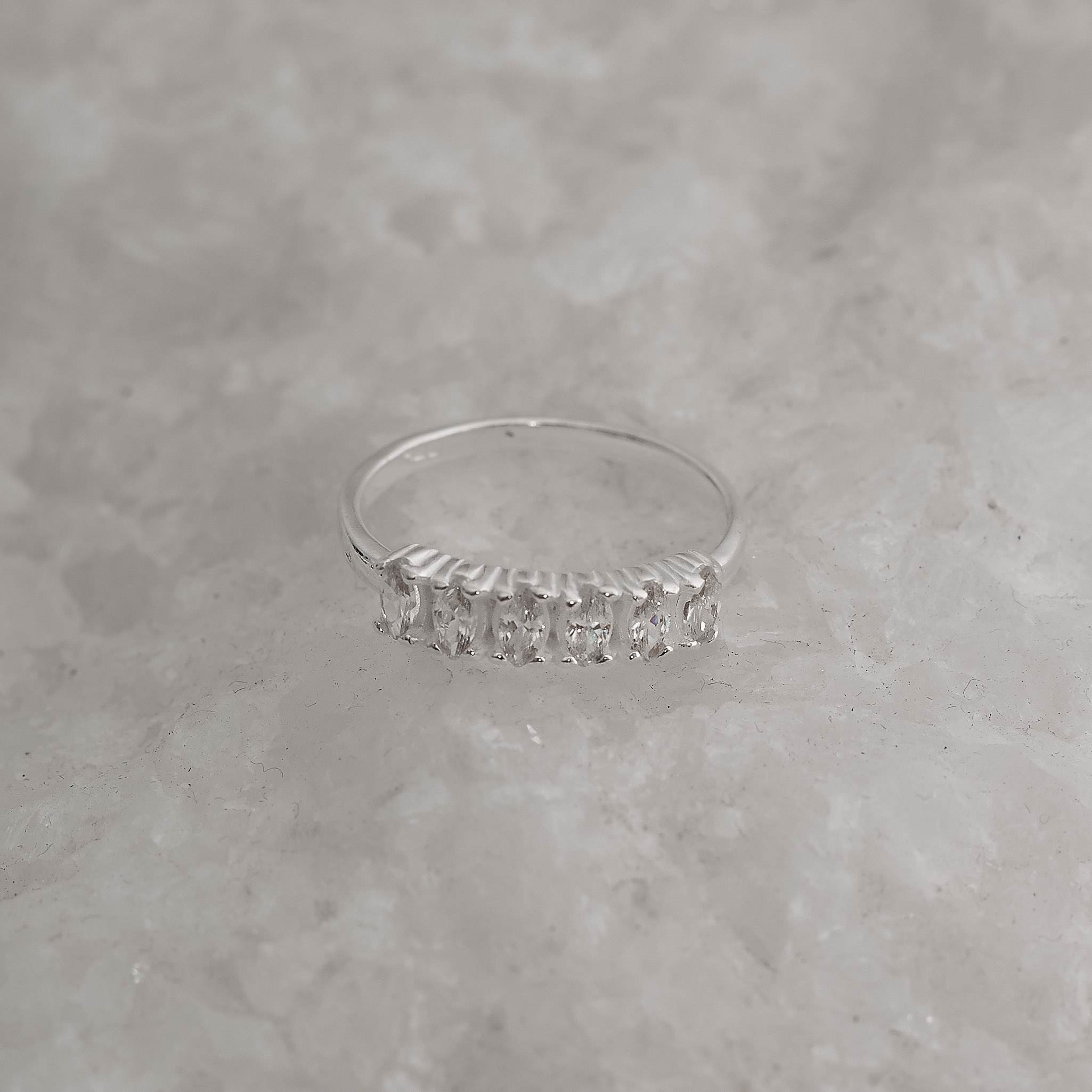 Anel Meia Aliança Zircônia Navete em Prata 925 - Imagem 2