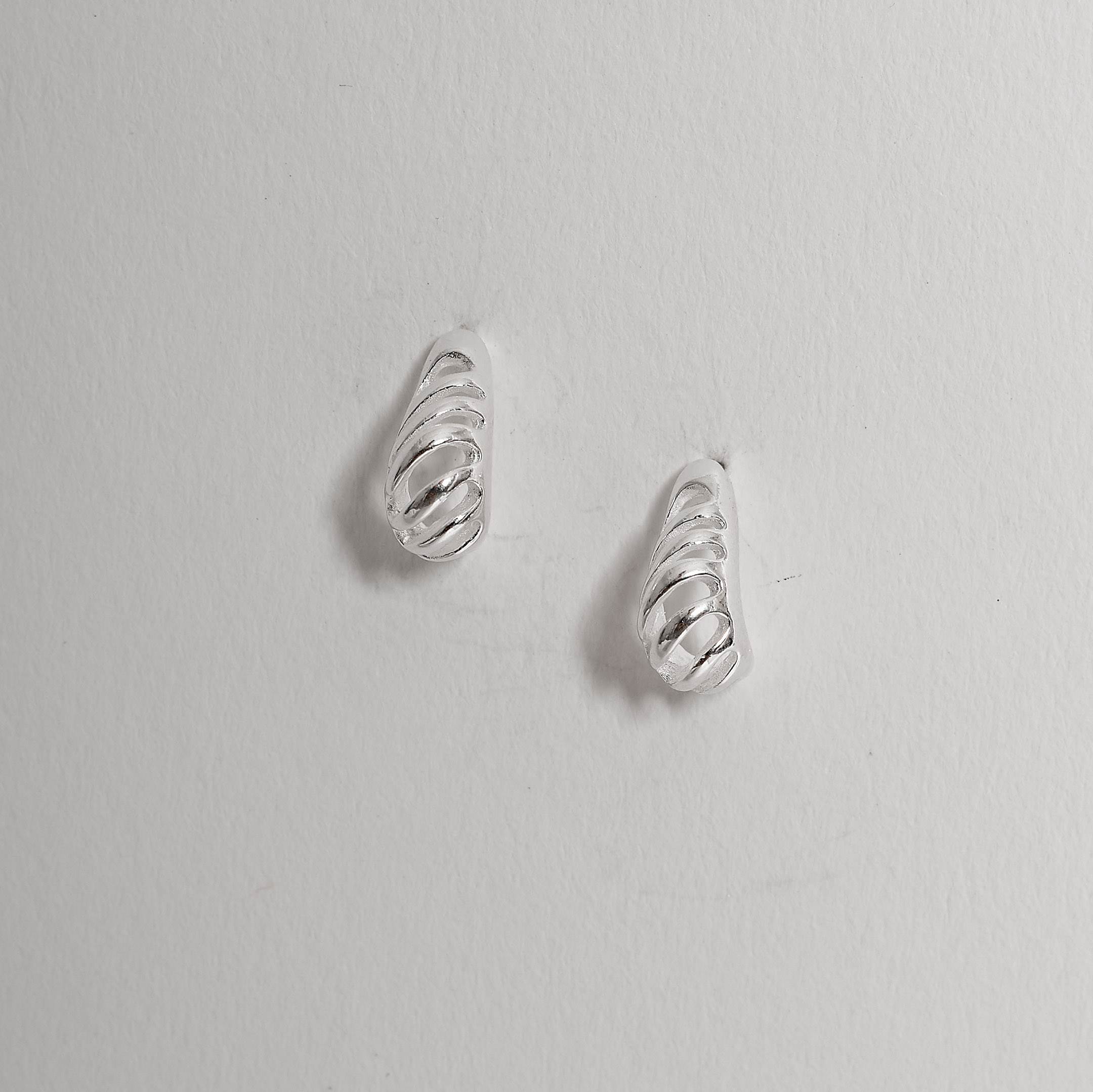 Brinco Gota Desenhada em Prata 925 - Imagem 2