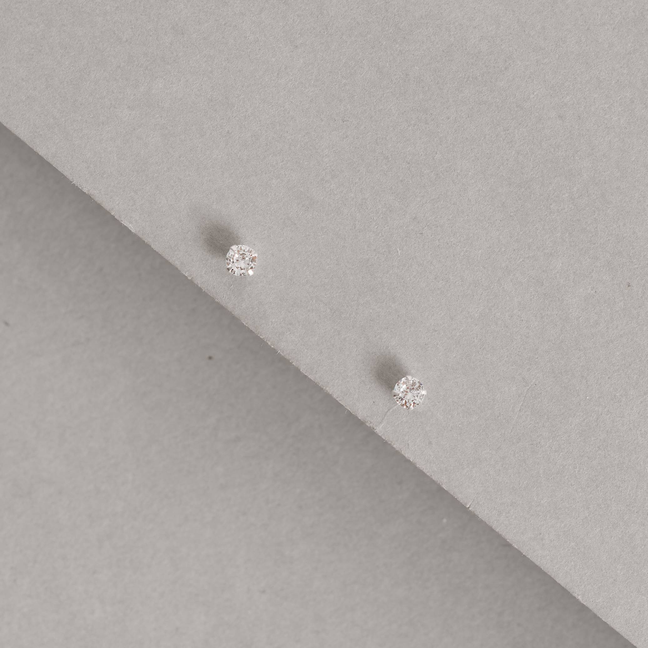 Brinco Ponto de Luz Redondo P em Prata 925