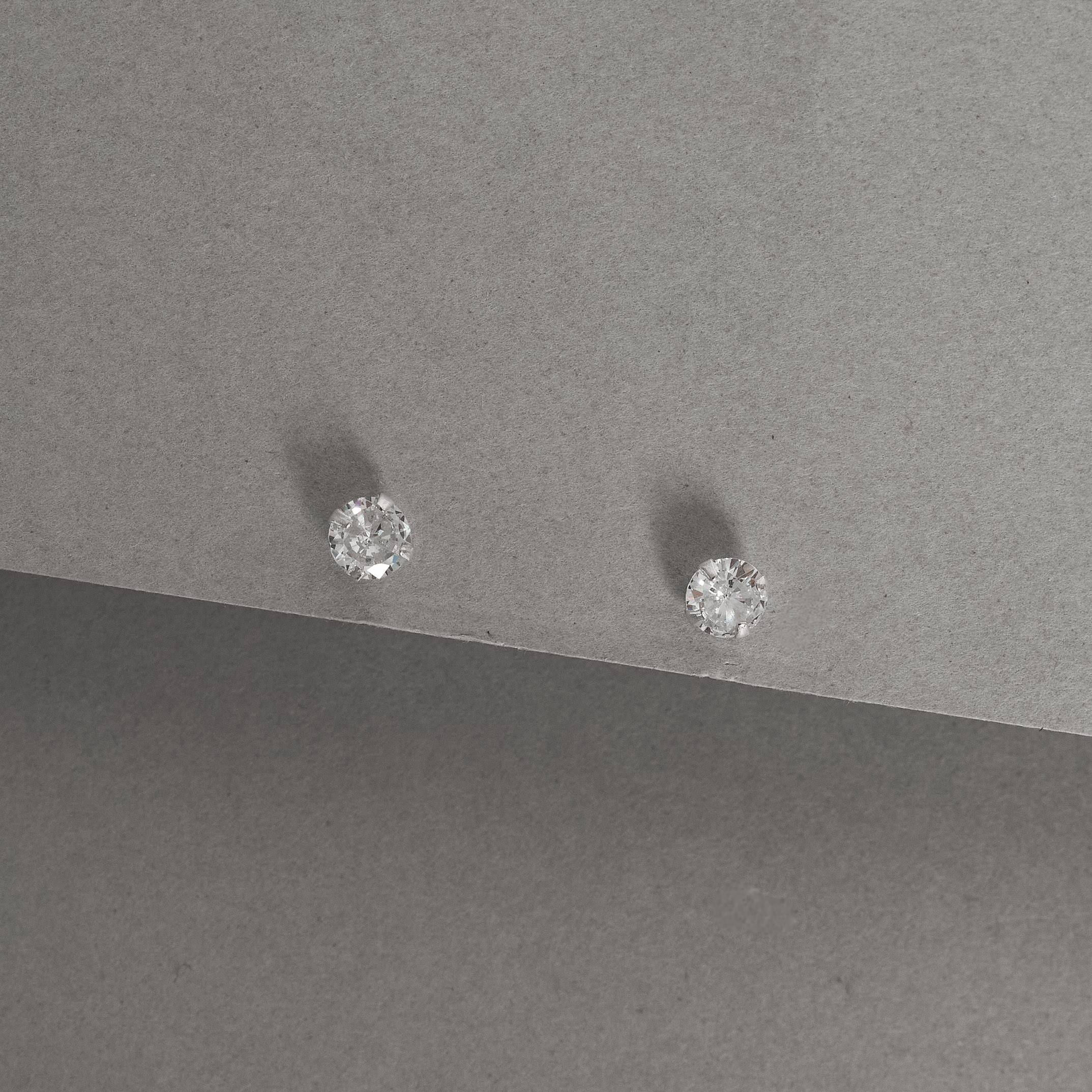 Brinco Ponto de Luz Redondo M em Prata 925