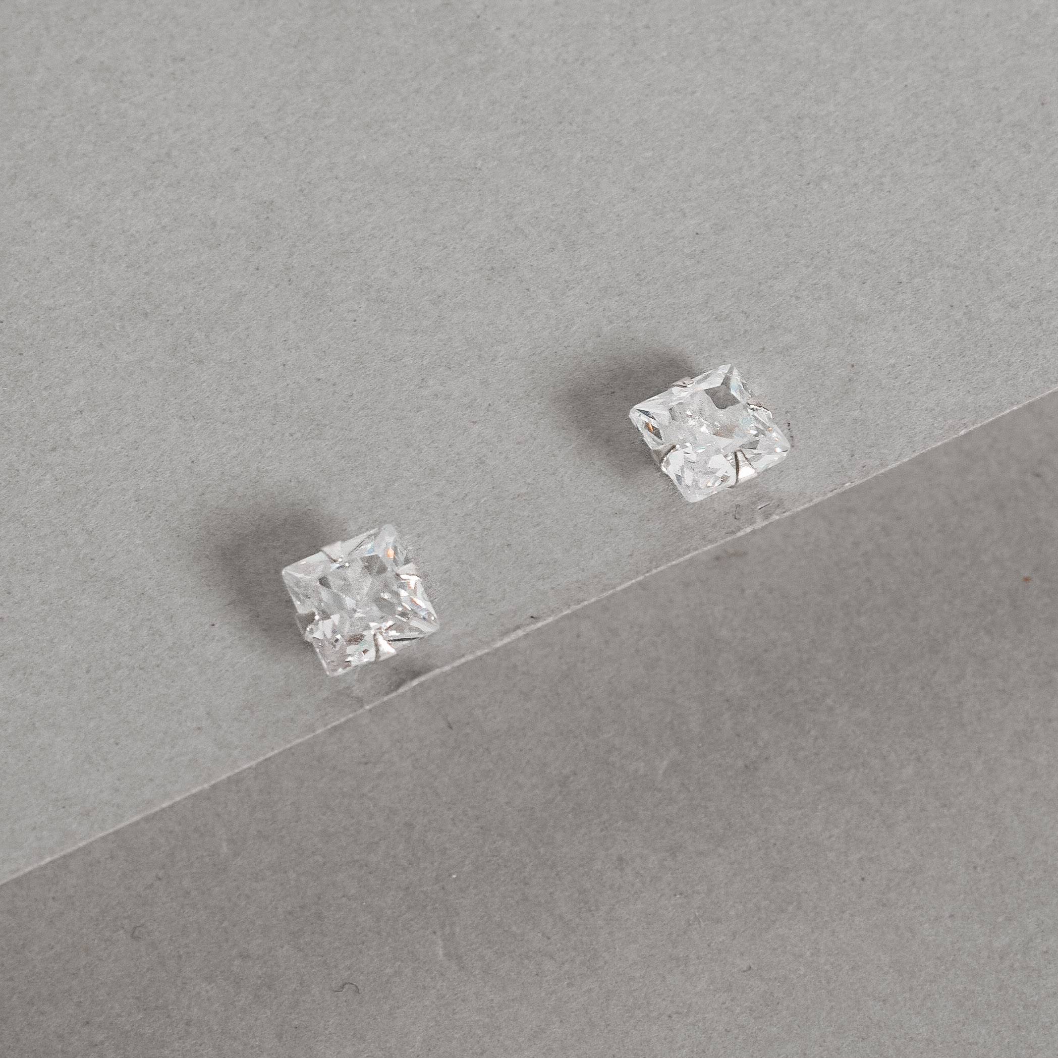 Brinco Ponto de Luz Quadrado 8mm em Prata 925