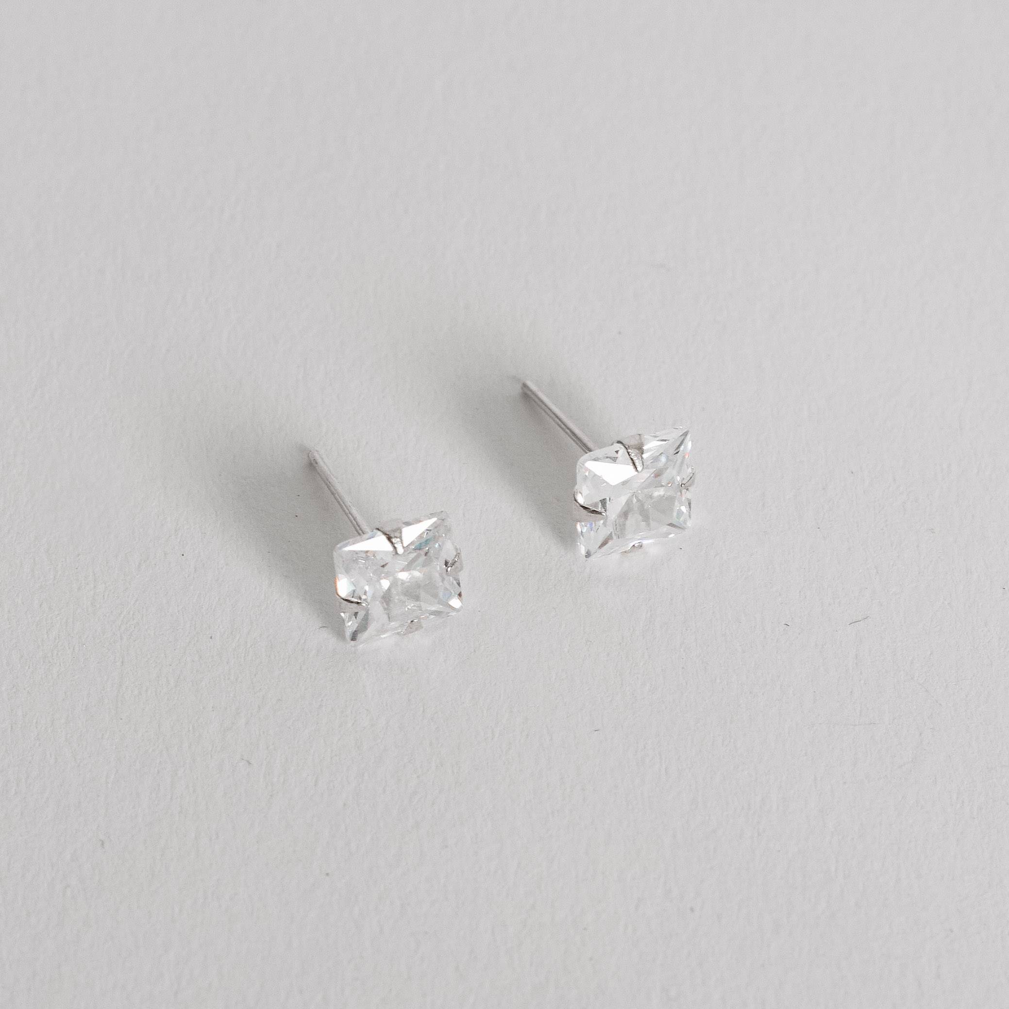 Brinco Ponto de Luz Quadrado 8mm em Prata 925 - Imagem 2