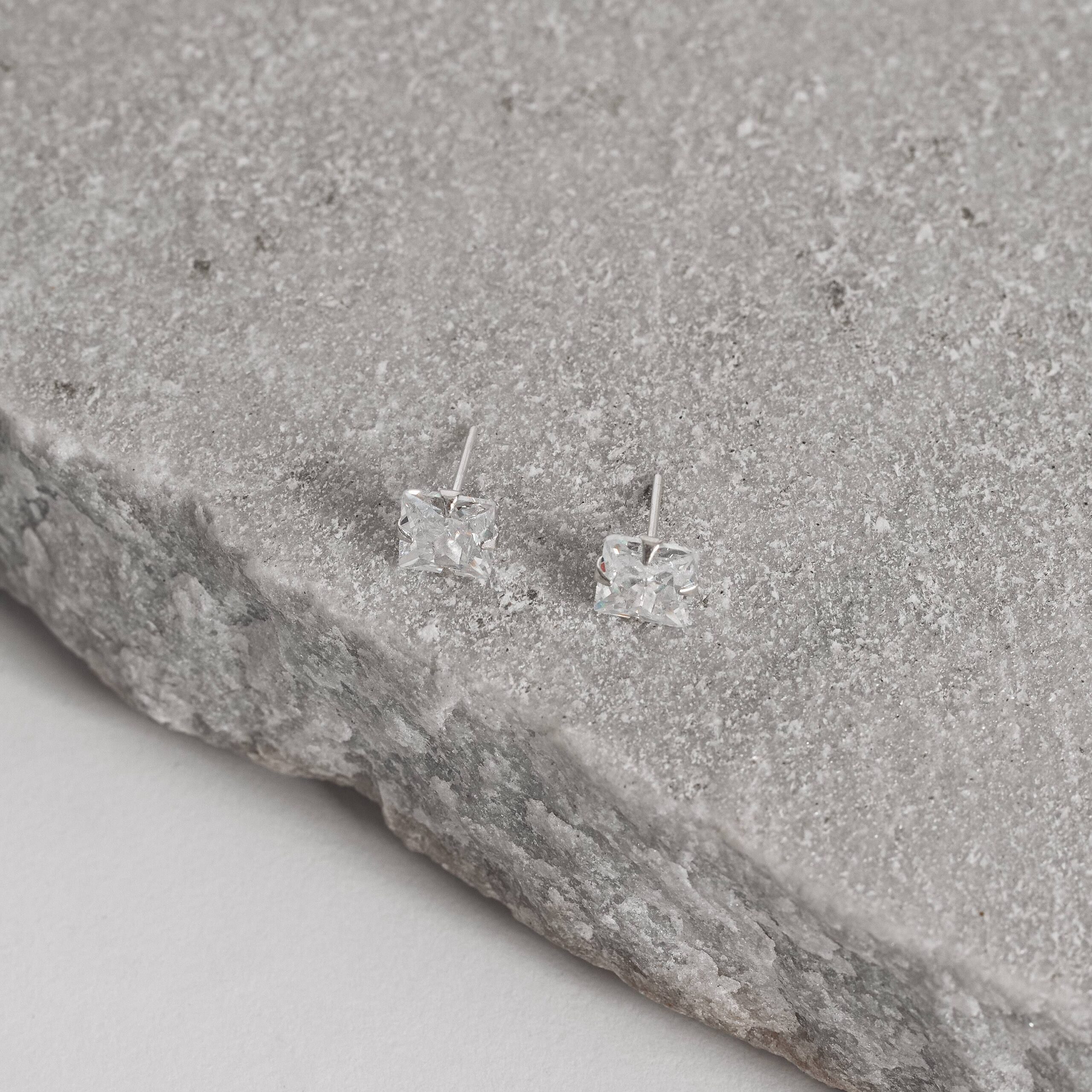 Brinco Ponto de Luz Quadrado 8mm em Prata 925 - Imagem 3