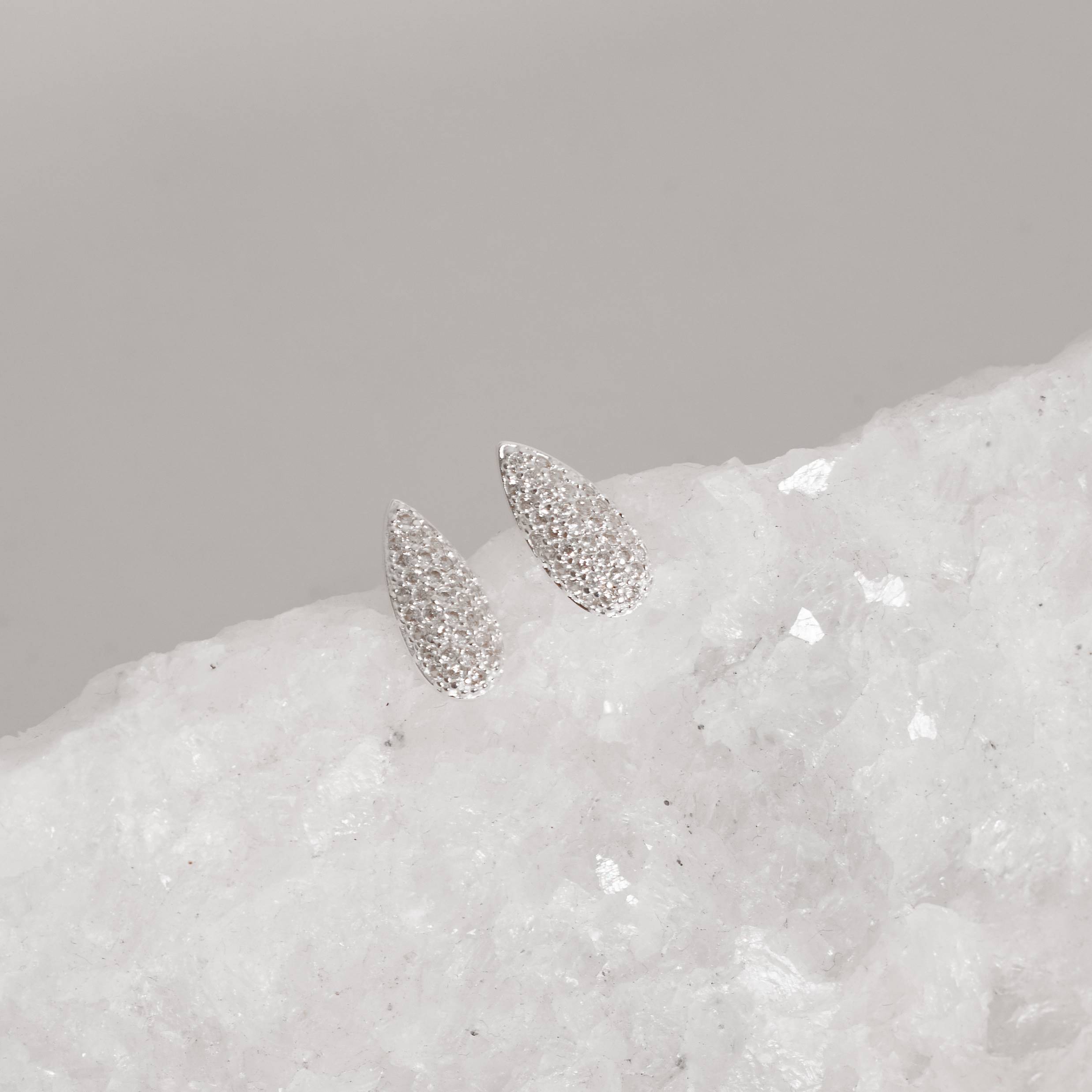 Brinco Gota Alongada Cravejada em Prata 925 - Imagem 2