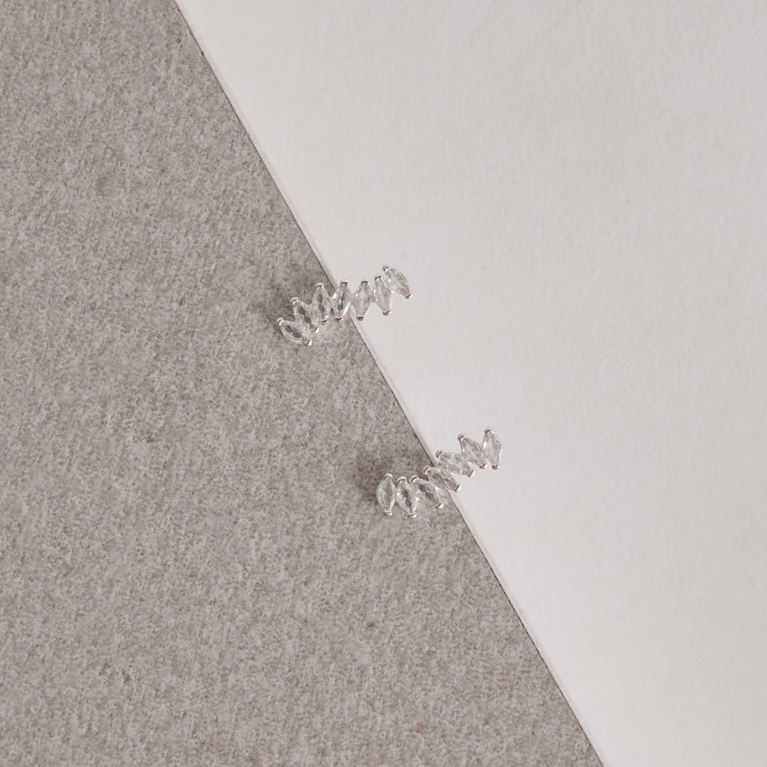 Brinco Ondulado com Zircônia em Prata 925