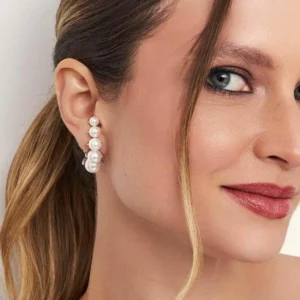 Brinco EarHook com Pérolas Shell banhado a Ródio